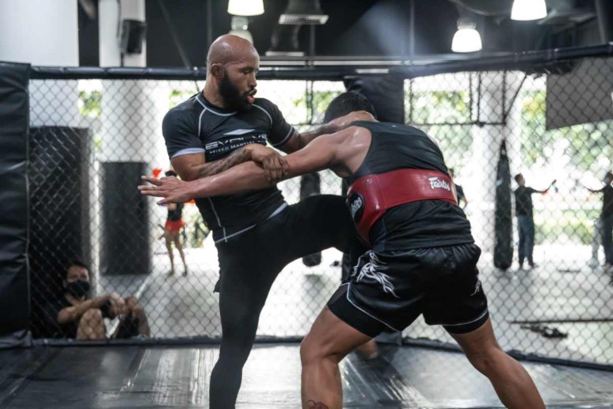Demetrious Johnson trains Muay Thai at Evolve
