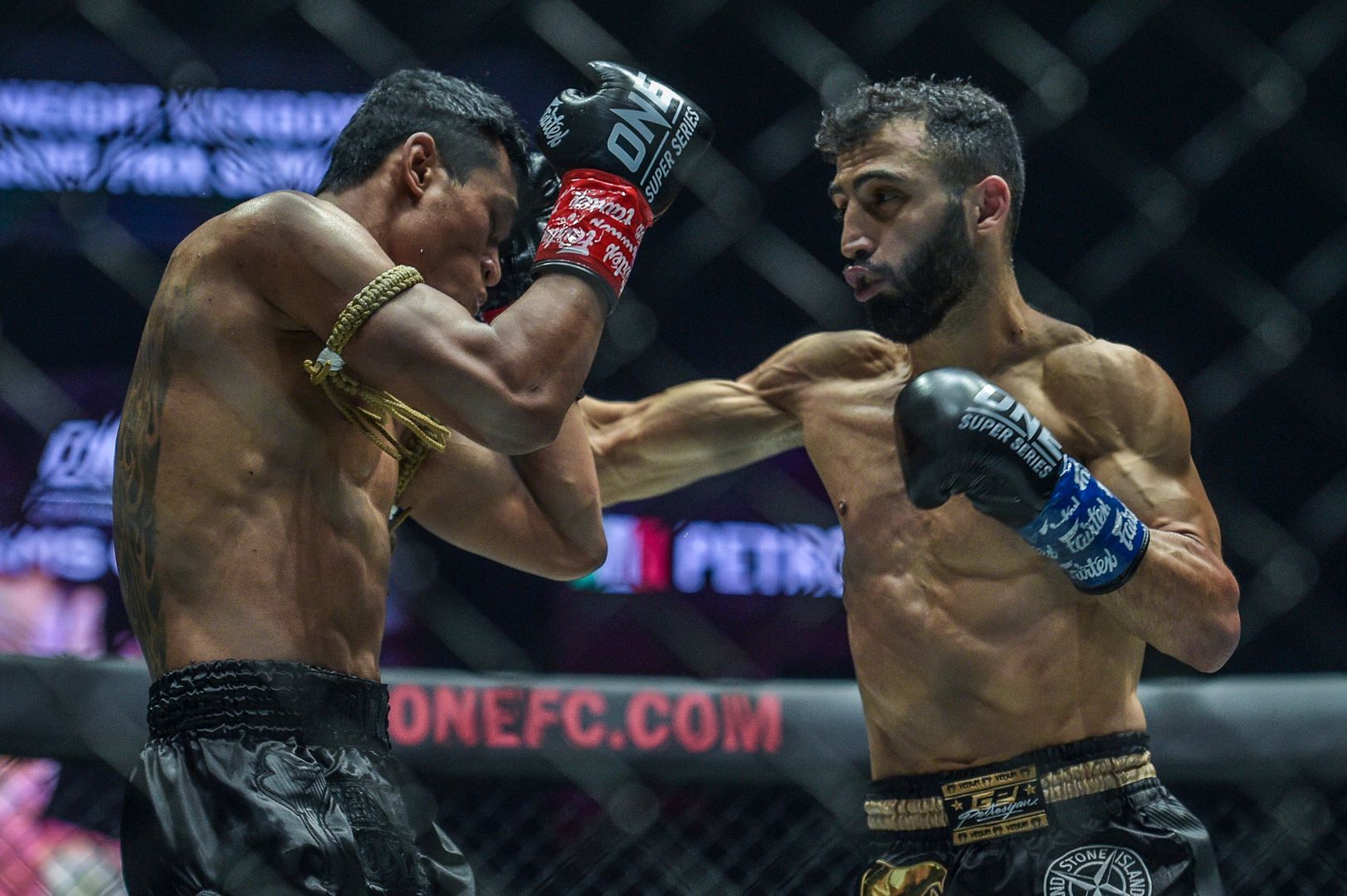 Italian-Armenian kickboxer Giorgio Petrosyan knocks out Jo Nattawut