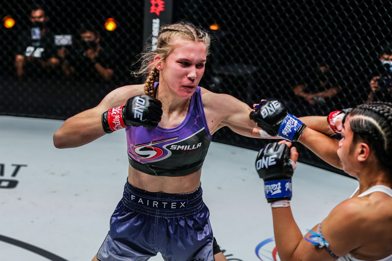 Smilla Sundell aggressively pursues Jackie Buntan inside the Circle at ONE 156