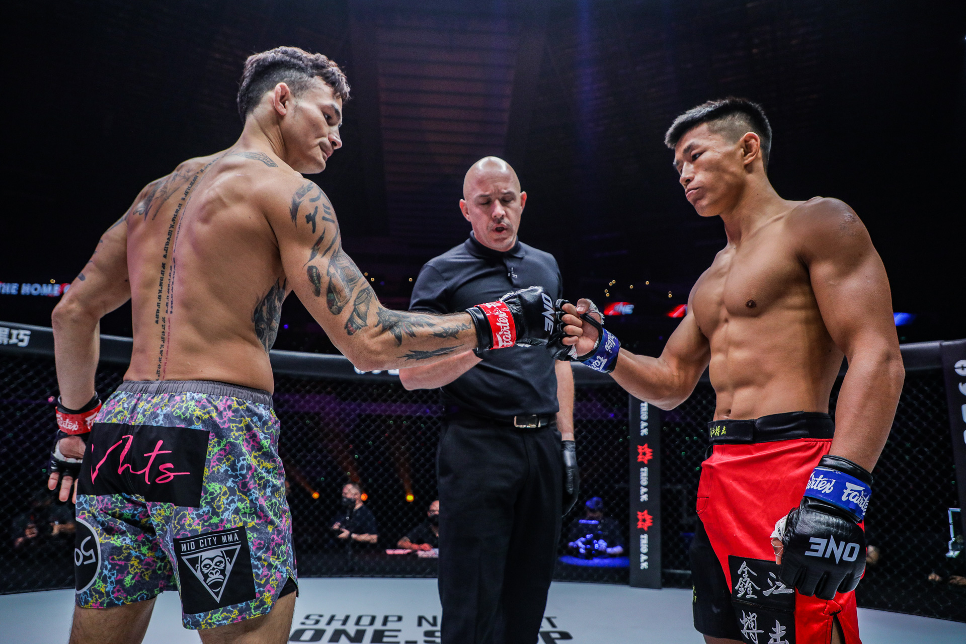 Tang Kai touches gloves with Thanh Le at ONE 160