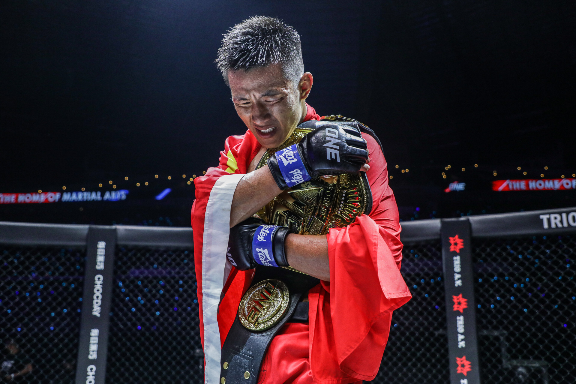 Tang Kai cradles the ONE Featherweight World Title